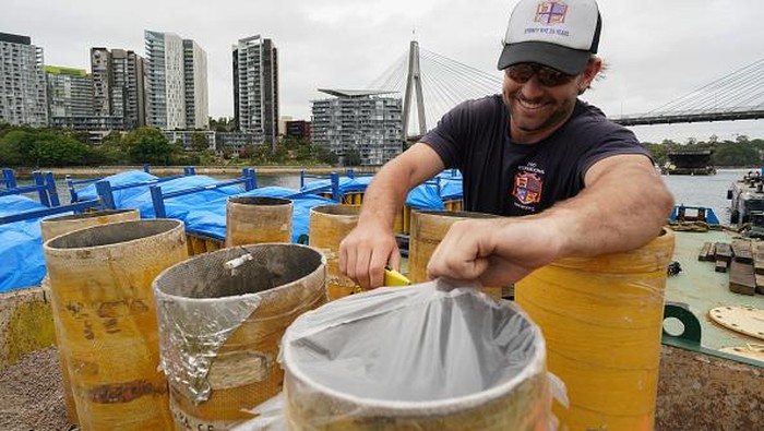 57 Ribu Kembang Api Akan Meriahkan Malam Tahun Baru di Sydney SYDNEY, AUSTRALIA - DECEMBER 29: Worker is seen as fireworks are loaded on to barges during a media call ahead of Sydney New Year's Eve 2022/23 celebrations, on Glebe Island in Sydney, Australia, on Thursday, December 29, 2022. More than 35,000 shooting ground-based effects, 12,000 aerial shells and over 100,000 individual pyrotechnic effects will be launched from four building rooftops across the city as well as barges, the Sydney Harbour Bridge and the Sydney Opera House sails on New Year's Eve in Sydney. (Photo by Stringer/Anadolu Agency via Getty Images)