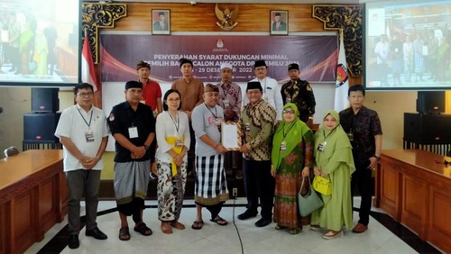 Ainun Niam saat mendaftar sebagai calon anggota DPD RI di Kantor KPU Bali, Rabu (28/12/2022). (Foto: Nuranda Indrajaya/detikBali)