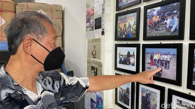Akiat The Killer menunjukan foto-fotonya ketika melakoni kompetisidi luar negeri