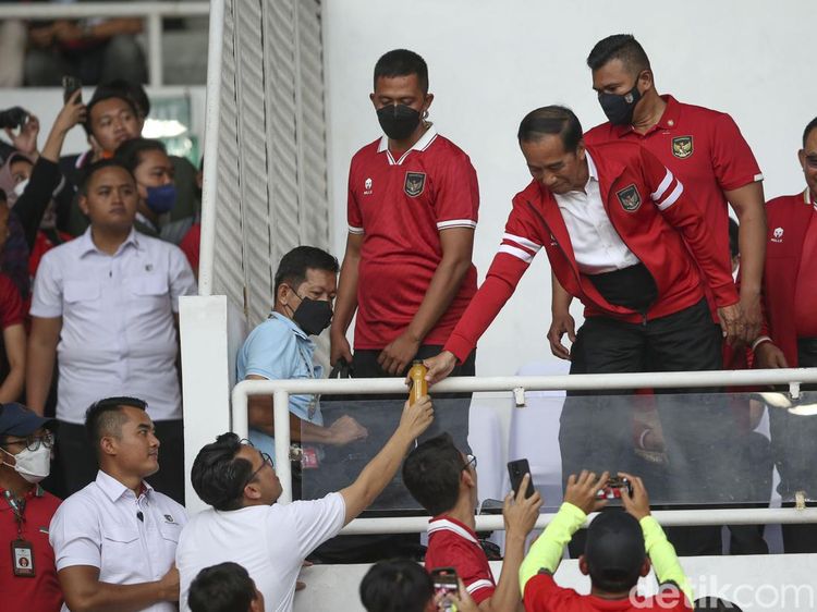 Aksi Jokowi Bagi-bagi Minuman di Laga Indonesia Vs Thailand