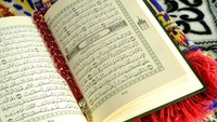 Dalam turunnya ayat Al-Quran ini terdapat perbedaan pendapat di kalangan ulama. Sebagian ulama berpendapat bahwa surat Al Muddatsir merupakan yang pertama turun secara lengkap. Ada juga yang berpendapat bahwa wahyu yang pertama kali turun adalah surat Al-Fatihah. Ada juga yang berpendapat wahyu Allah SWT yang turun pertama kali adalah bacaan basmalah (Bismillahi Rahmani Rahiim). Foto: Getty Images/iStockphoto/karammiri
