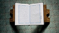 Al-Quran diturunkan selama 22 tahun, 2 bulan dan 22 hari kepada Nabi Muhammad SAW. Dalam Al-Quran terdapat 114 surat yang berisi petunjuk. Sebagaimana termaktub dalam surat Al-Isra ayat 9: Sungguh, Alquran ini memberi petunjuk ke (jalan) yang paling lurus dan memberi kabar gembira kepada orang mukmin yang mengerjakan kebajikan, bahwa mereka akan mendapat pahala yang besar. Foto: Getty Images/iStockphoto/karammiri
