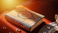 Al-Quran diturunkan pada malam Lailatul Qadar dari Lauhul Mahfudz menuju ke langit dunia (Baitul Izzah). Kemudian diturunkan secara berangsur-angsur kepada Nabi Muhammad SAW. Perantara turunnya ayat-ayat Al-Quran adalah malaikat Jibril. Foto: Getty Images/iStockphoto/karammiri