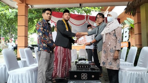 Anak TGB Muhammad Zainul Majdi, Muhammad Rifki Farabi resmi mendaftar sebagai bakal calon anggota DPD NTB, Kamis petang (29/12/2022). Foto: Ahmad Viqi/detikBali.