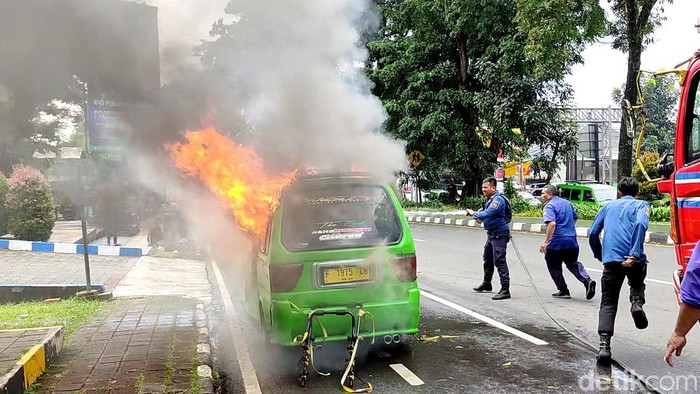 Angkot terbakar di Jalan Pajajaran, Bogor.