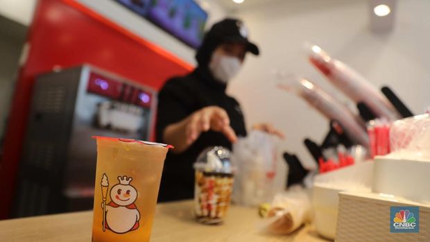 Antrean pengunjung membeli es krim di kios mixue di kawasan bojongsari sawangan, Depok, Jawa Barat, Kamis, (29/12/2022). Kios yang baru dibuka sejak dua bulan lalu di sawangan itu ramai pembeli dari kalangan anak-anak sampai anak orang tua. Antrean pengunjung membeli es krim di kios mixue di kawasan bojongsari sawangan, Depok, Jawa Barat, Kamis, (29/12/2022). Kios yang baru dibuka sejak dua bulan lalu di sawangan itu ramai pembeli dari kalangan anak-anak sampai anak orang tua. (CNBC Indonesia/ Muhammad Sabki)