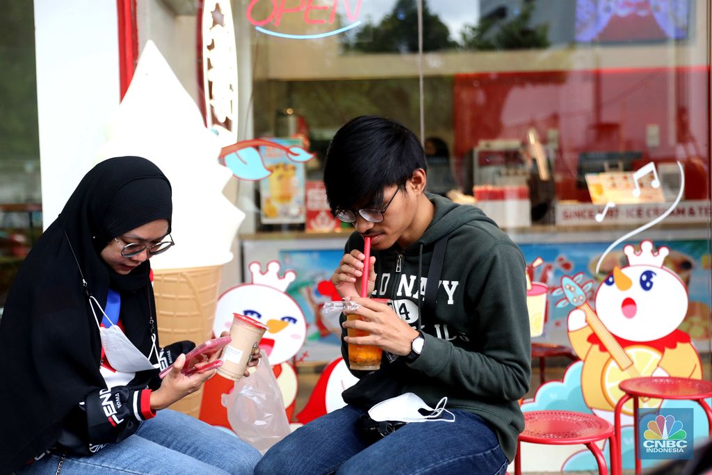 Antrean pengunjung membeli es krim di kios mixue di kawasan bojongsari sawangan, Depok, Jawa Barat, Kamis, (29/12/2022). Kios yang baru dibuka sejak dua bulan lalu di sawangan itu ramai pembeli dari kalangan anak-anak sampai anak orang tua. (CNBC Indonesia/ Muhammad Sabki)