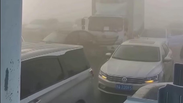 Penyebab tabrakan beruntun di China telah diketahui. Dilansir AFP, ratusan mobil terlibat tabrakan beruntun di salah satu jalan tol di Zhengzhou, China.