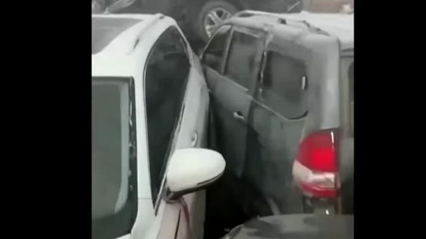 Penyebab tabrakan beruntun di China telah diketahui. Dilansir AFP, ratusan mobil terlibat tabrakan beruntun di salah satu jalan tol di Zhengzhou, China.
