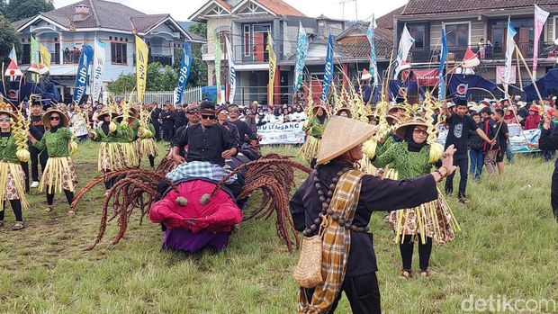 Arak-arakan Jampana Pertanian di Lembang