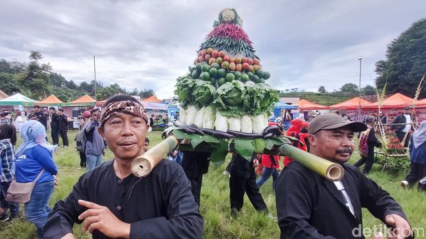 Arak-arakan Jampana Pertanian di Lembang