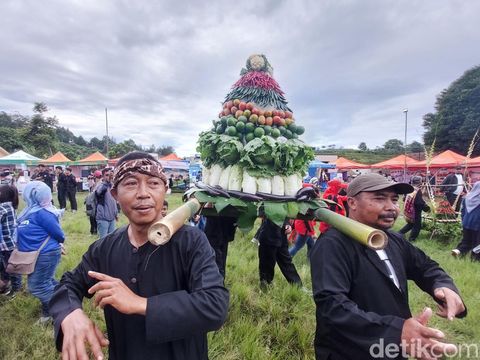 Arak-arakan Jampana Pertanian di Lembang