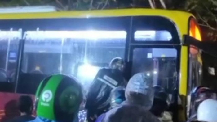 Armada Teman Bus Trans Mamminasata Makassar mengalami kecelakaan dengan menabrak sejumlah mobil di Jalan Poros Gelosong Utara, Kabupaten Takalar, Sulawesi Selatan (Sulsel).