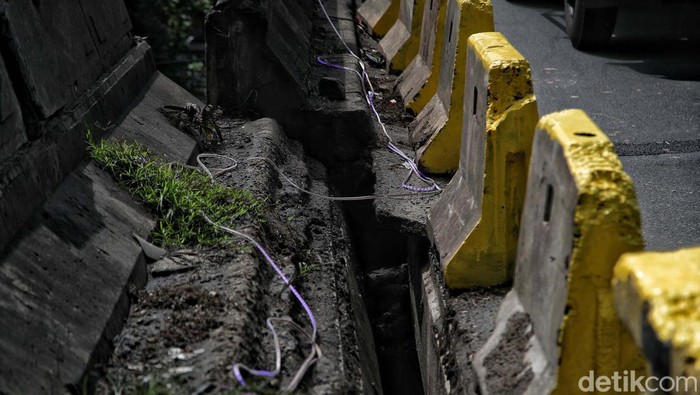 Pembatasan Jembatan Marunda Cilincing, Jakarta Utara, merenggang. Pengendara pun diminta berhati-hati saat melintas.