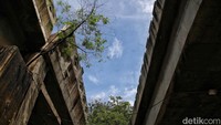 Pagar Jembatan Marunda Cilincing, Jakarta Utara itu tampak miring ke kanan.