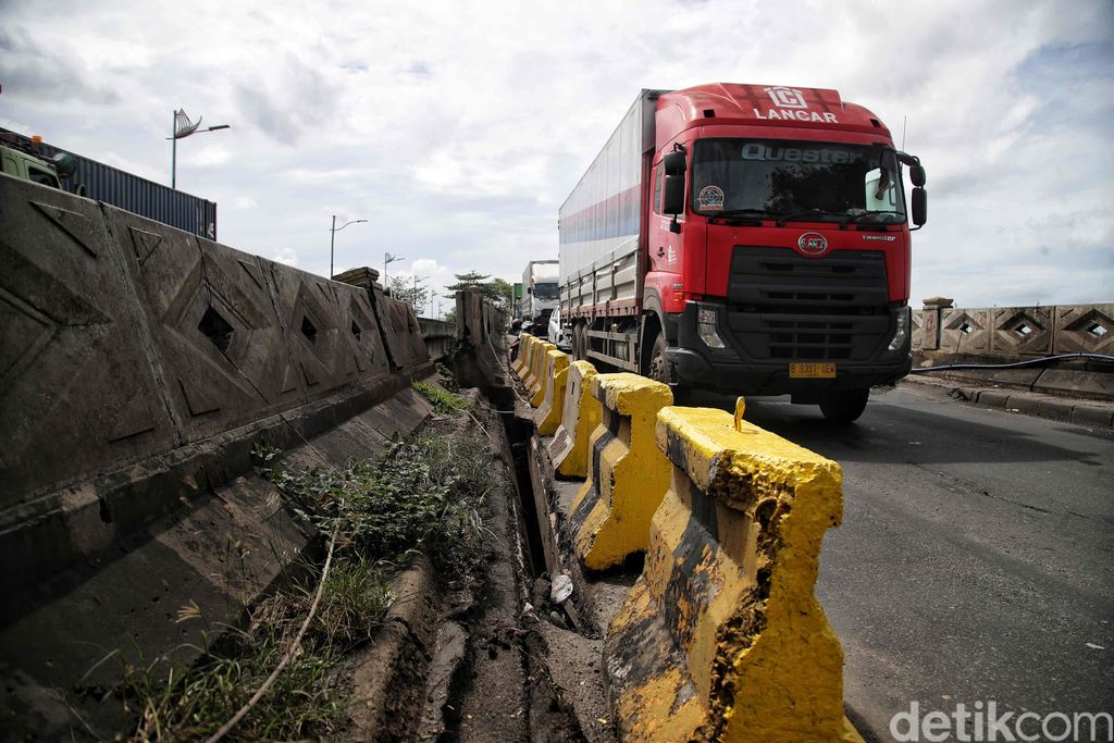 Pembatasan Jembatan Marunda Cilincing, Jakarta Utara, merenggang. Pengendara pun diminta berhati-hati saat melintas.