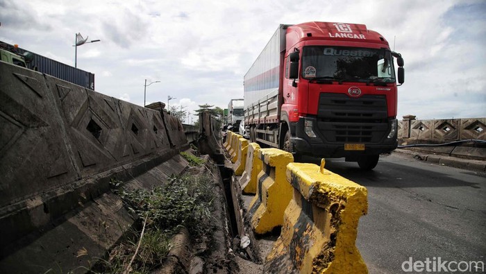Pembatasan Jembatan Marunda Cilincing, Jakarta Utara, merenggang. Pengendara pun diminta berhati-hati saat melintas.