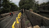 Saat ini Sudin Bina Marga telah memasang beton pengaman agar pengendara tak melintasi area pagar yang bergeser.