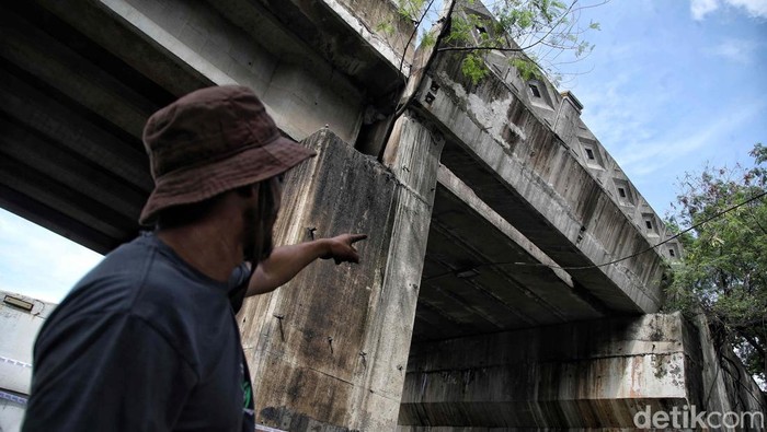 Pembatasan Jembatan Marunda Cilincing, Jakarta Utara, merenggang. Pengendara pun diminta berhati-hati saat melintas.
