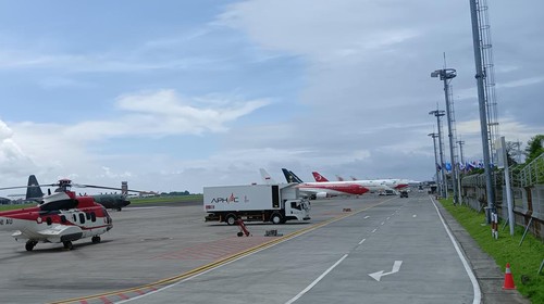 Sejumlah pesawat parkir di Bandara Ngurah Rai, Tuban, Badung, Bali.