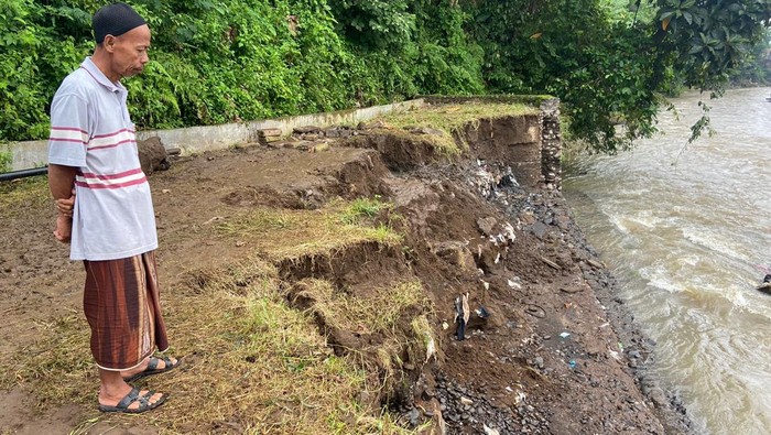 banjir gerus pemakaman di jember