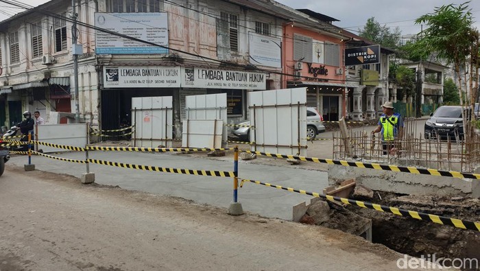 Bekas galian jalan yang membuat bus rombongan wisatawan Malaysia terperosok di Jalan Hindu, Medan setelah diperbaiki. (Goklas Wisely/detikSumut).