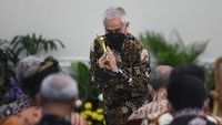 Senior Executive Vice President?(SEVP) HC dan Compliance PT Bio Farma (Persero) Disril Revolin Putra memegang piala kategori emas usai menerima penghargaan Program Penilaian Peringkat Kinerja Perusahaan dalam Pengelolaan Lingkungan Hidup (PROPER) tahun 2022 yang diserahkan oleh Wakil Presiden Maruf Amin di Istana Wakil Presiden, Jakarta, Kamis (29/12/2022).