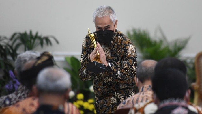 BIO FARMA RAIH PROPER KATEGORI EMAS Senior Executive Vice President(SEVP) HC dan Compliance PT Bio Farma (Persero) Disril Revolin Putra memegang piala kategori emas usai menerima penghargaan Program Penilaian Peringkat Kinerja Perusahaan dalam Pengelolaan Lingkungan Hidup (PROPER) tahun 2022 yang diserahkan oleh Wakil Presiden Ma'ruf Amin di Istana Wakil Presiden, Jakarta, Kamis (29/12/2022). Bio Farma kembali mendapatkan penghargaan PROPER kategori emas yang ketujuh kalinya dari pemerintah atas kinerja perusahaan dalam upaya perlindungan dan pengelolaan lingkungan yang mengarah pada pengembangan pemberdayaan masyarakat berkelanjutan menuju kemandirian. ANTARA FOTO/Hafidz Mubarak A/rwa.