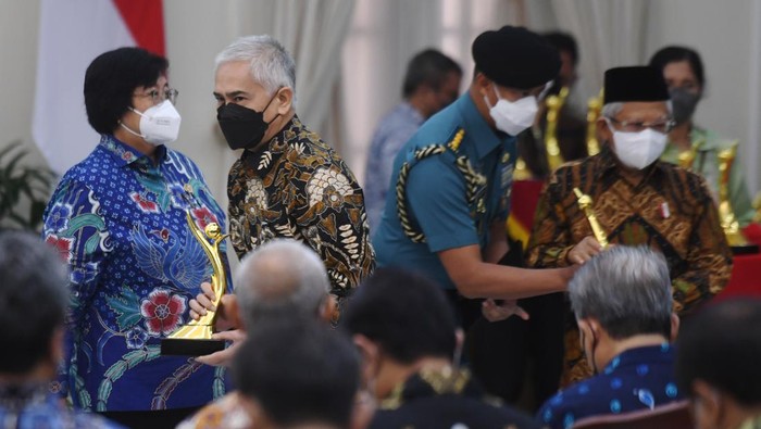 BIO FARMA RAIH PROPER KATEGORI EMAS Senior Executive Vice President(SEVP) HC dan Compliance PT Bio Farma (Persero) Disril Revolin Putra memegang piala kategori emas usai menerima penghargaan Program Penilaian Peringkat Kinerja Perusahaan dalam Pengelolaan Lingkungan Hidup (PROPER) tahun 2022 yang diserahkan oleh Wakil Presiden Ma'ruf Amin di Istana Wakil Presiden, Jakarta, Kamis (29/12/2022). Bio Farma kembali mendapatkan penghargaan PROPER kategori emas yang ketujuh kalinya dari pemerintah atas kinerja perusahaan dalam upaya perlindungan dan pengelolaan lingkungan yang mengarah pada pengembangan pemberdayaan masyarakat berkelanjutan menuju kemandirian. ANTARA FOTO/Hafidz Mubarak A/rwa.