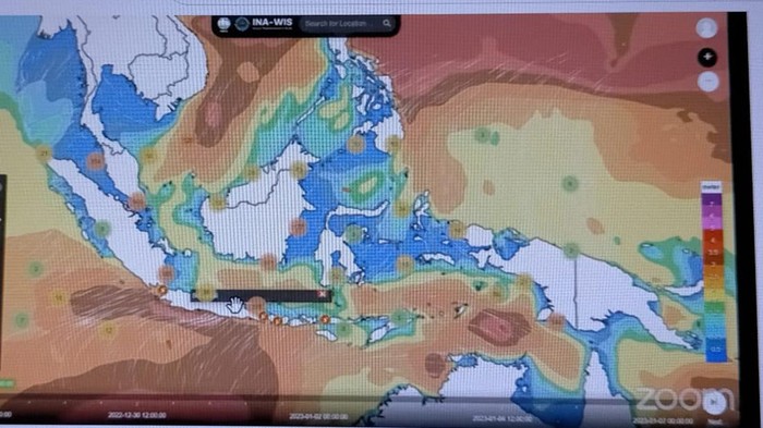 bmkg pusat tunjukkan gelombang tinggi menyebabkan 111 kapal terjebak di tengah laut sekitar pelabuhan tanjung perak surabaya