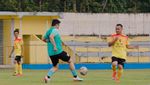Intip Aksi Bobby Nasution Main Sepakbola di Stadion Baharuddin Siregar