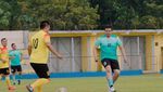 Intip Aksi Bobby Nasution Main Sepakbola di Stadion Baharuddin Siregar