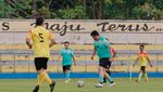 Intip Aksi Bobby Nasution Main Sepakbola di Stadion Baharuddin Siregar