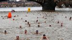 Brr.. Lomba Renang Musim Dingin di Praha Bikin Badan Mengigil