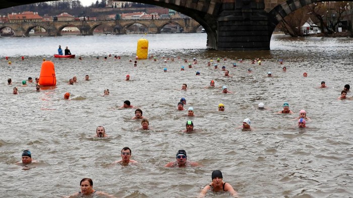 Swimmers participate in the annual Christmas winter swimming competition in the Vltava river in Prague, Czech Republic, December 26, 2022. REUTERS/David W Cerny     TPX IMAGES OF THE DAY