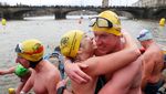 Brr.. Lomba Renang Musim Dingin di Praha Bikin Badan Mengigil