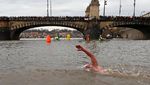 Brr.. Lomba Renang Musim Dingin di Praha Bikin Badan Mengigil