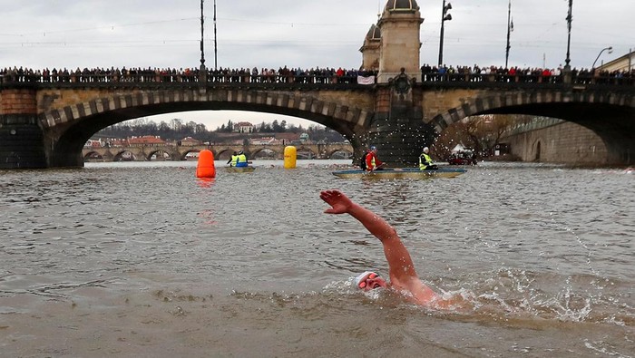 Brr.. Lomba Renang Musim Dingin di Praha Bikin Badan Mengigil Swimmers participate in the annual Christmas winter swimming competition in the Vltava river in Prague, Czech Republic, December 26, 2022. REUTERS/David W Cerny TPX IMAGES OF THE DAY