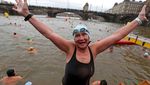 Brr.. Lomba Renang Musim Dingin di Praha Bikin Badan Mengigil