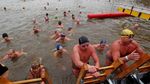 Brr.. Lomba Renang Musim Dingin di Praha Bikin Badan Mengigil