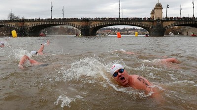 Brr.. Lomba Renang Musim Dingin di Praha Bikin Badan Mengigil