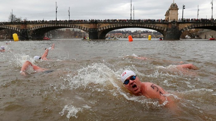 Swimmers participate in the annual Christmas winter swimming competition in the Vltava river in Prague, Czech Republic, December 26, 2022. REUTERS/David W Cerny     TPX IMAGES OF THE DAY
