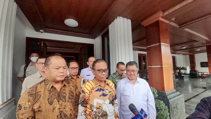 Bupati Karanganyar Juliyatmono  bersama dengan Menko Polhukam Mahfud Md di Kantor Kemenko Polhukam.