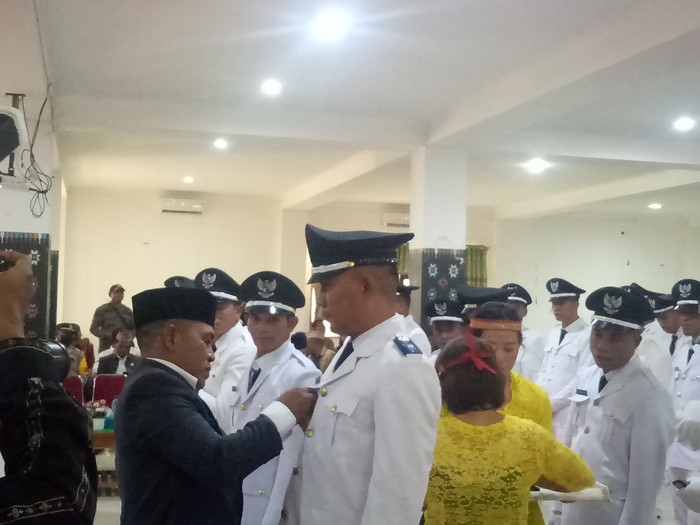 Bupati Manggarai Barat Edistasius Endi menyematkan pin dan tanda pangkat kepala desa pada pelantikan serentak 61 Kepala Desa di Aula Kantor Bupati, Kamis (29/12/2022)
