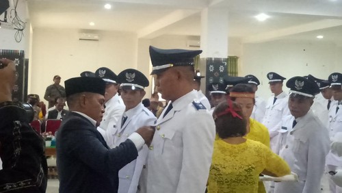Bupati Manggarai Barat Edistasius Endi menyematkan pin dan tanda pangkat kepala desa pada pelantikan serentak 61 Kepala Desa di Aula Kantor Bupati, Kamis (29/12/2022)