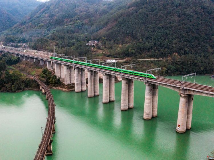 China Buka Jalur Kereta Baru Antara Chengdu dan Kunming