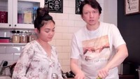 Meskipun tidak begitu luas, tetapi di dapur inilah Rina Nose dan sang suami sering menghabiskan waktu bersama. Bahkan mereka kerap memasak bersama. Foto: YouTube