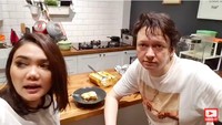 Di dapurnya juga terdapat meja makan. Seperti momen ini, setelah membuat lasagna mereka pun menikmati bersama di meja makan yang ada di dapurnya tersebut. Foto: YouTube
