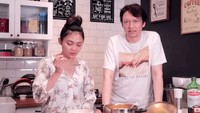Termasuk juga area dapurnya yang didesain dengan sangat estetik. Dapurnya didominasi dengan nuansa hitam dan putih. Foto: YouTube