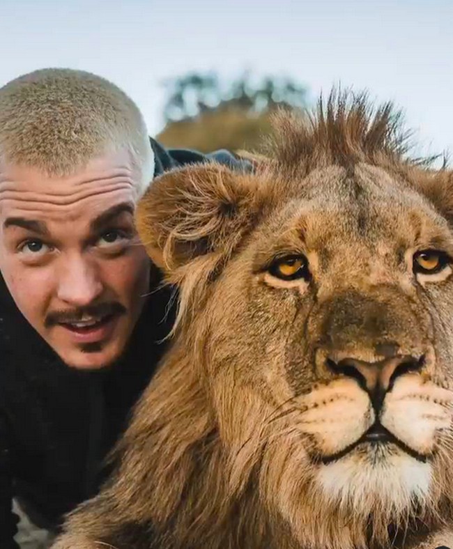 Vlogger dan pecinta hewan Dean Schneider bertengger di urutan ke-10. Daftar 100 Most Handsome Faces 2022 menjadi tahun ketiga pria asal Afrika Selatan yang berdarah Swiss itu. (Foto: Instagram/@dean.scheineder)